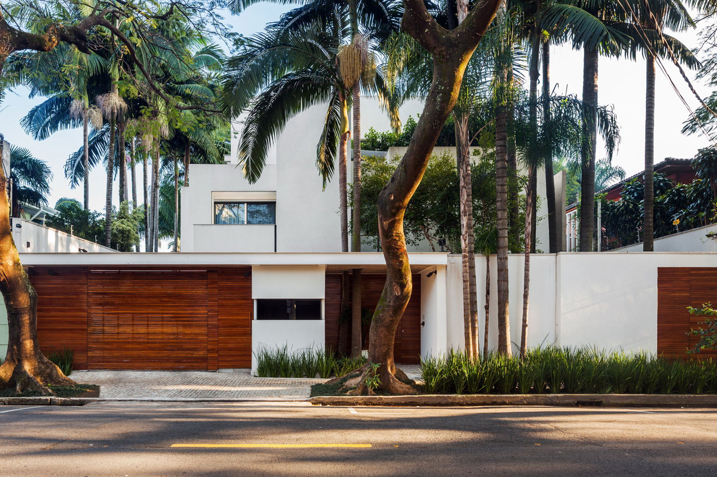A Beautiful Rectangular House with a Mixture of Concrete and Steel Structures in São Paulo by Reinach Mendonça Arquitetos Associados (7)