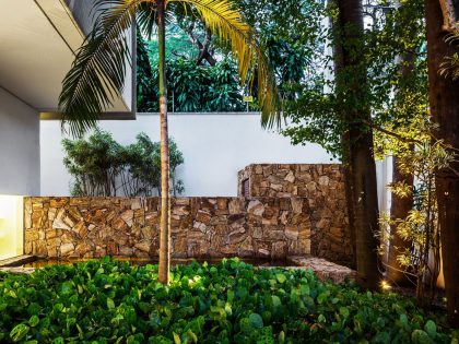 A Beautiful Rectangular House with a Mixture of Concrete and Steel Structures in São Paulo by Reinach Mendonça Arquitetos Associados (8)