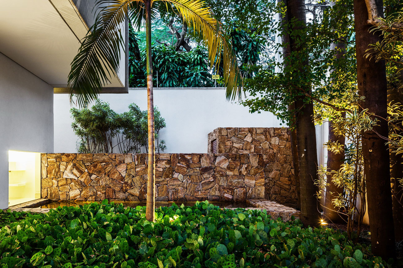 A Beautiful Rectangular House with a Mixture of Concrete and Steel Structures in São Paulo by Reinach Mendonça Arquitetos Associados (8)