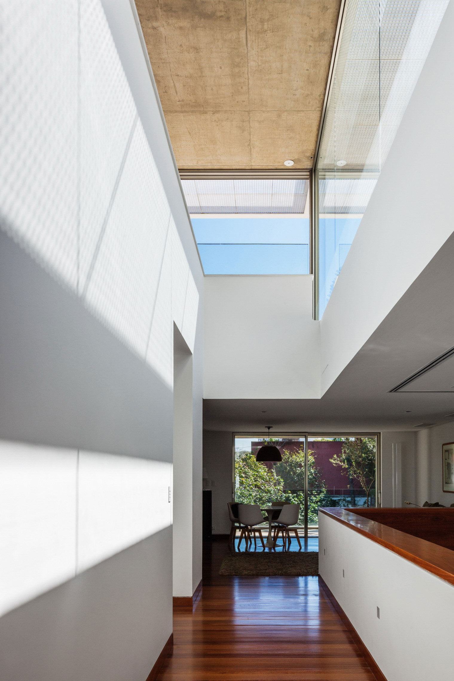 A Beautiful Rectangular House with a Mixture of Concrete and Steel Structures in São Paulo by Reinach Mendonça Arquitetos Associados (9)