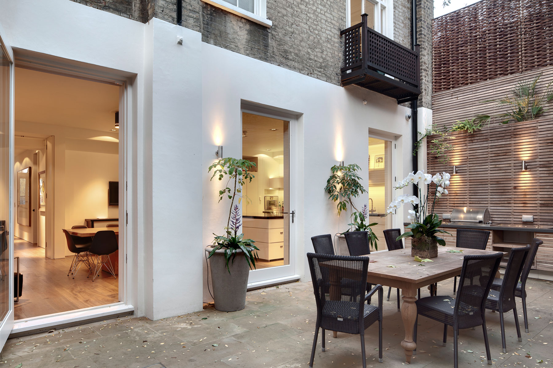 A Bright and Beautiful Family Home for Spectacular Art Collectors in London by DOSarchitects (2)