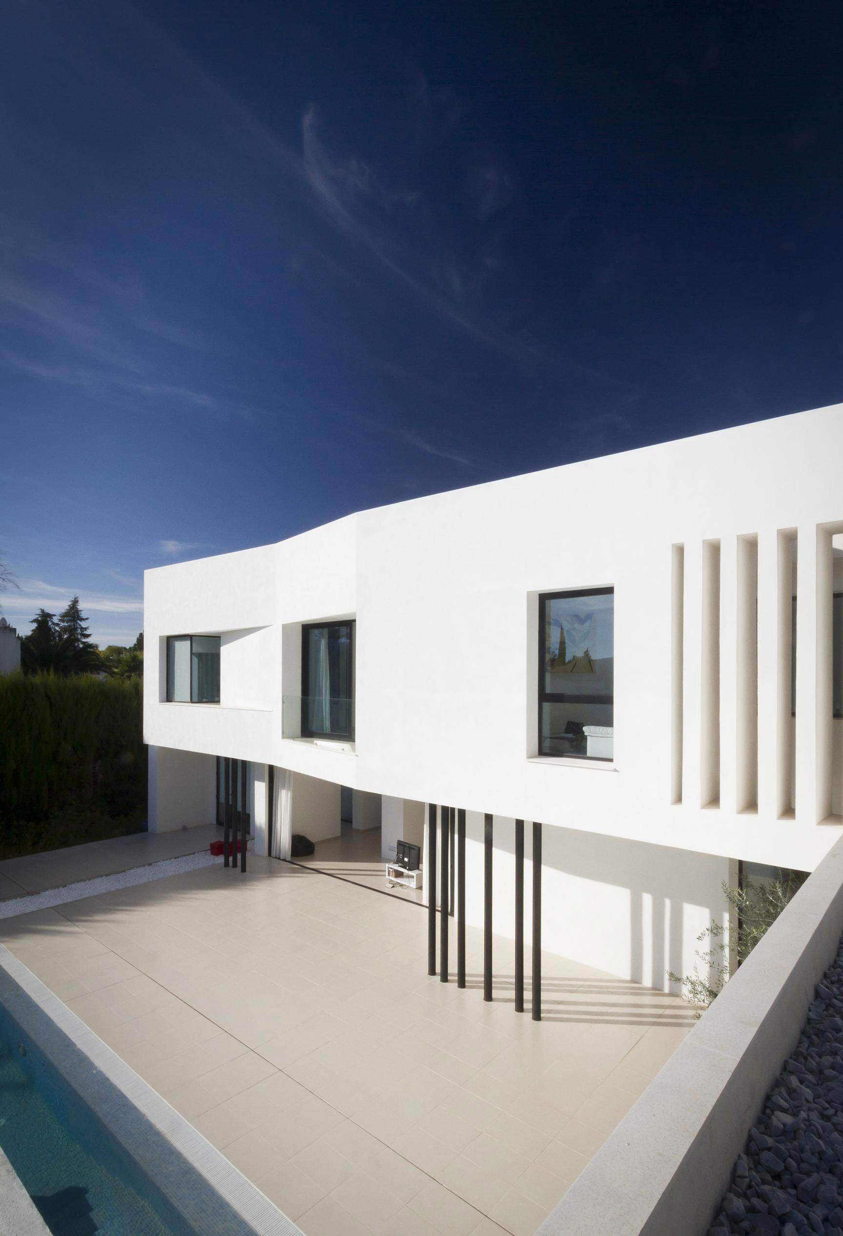 A Bright Contemporary Home with Pool and White Interior and Exterior in Albolote, Spain by Ceres A+D (1)