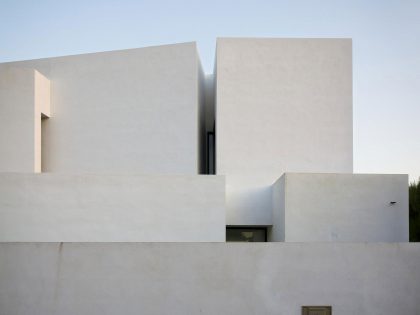 A Bright Contemporary Home with Pool and White Interior and Exterior in Albolote, Spain by Ceres A+D (11)