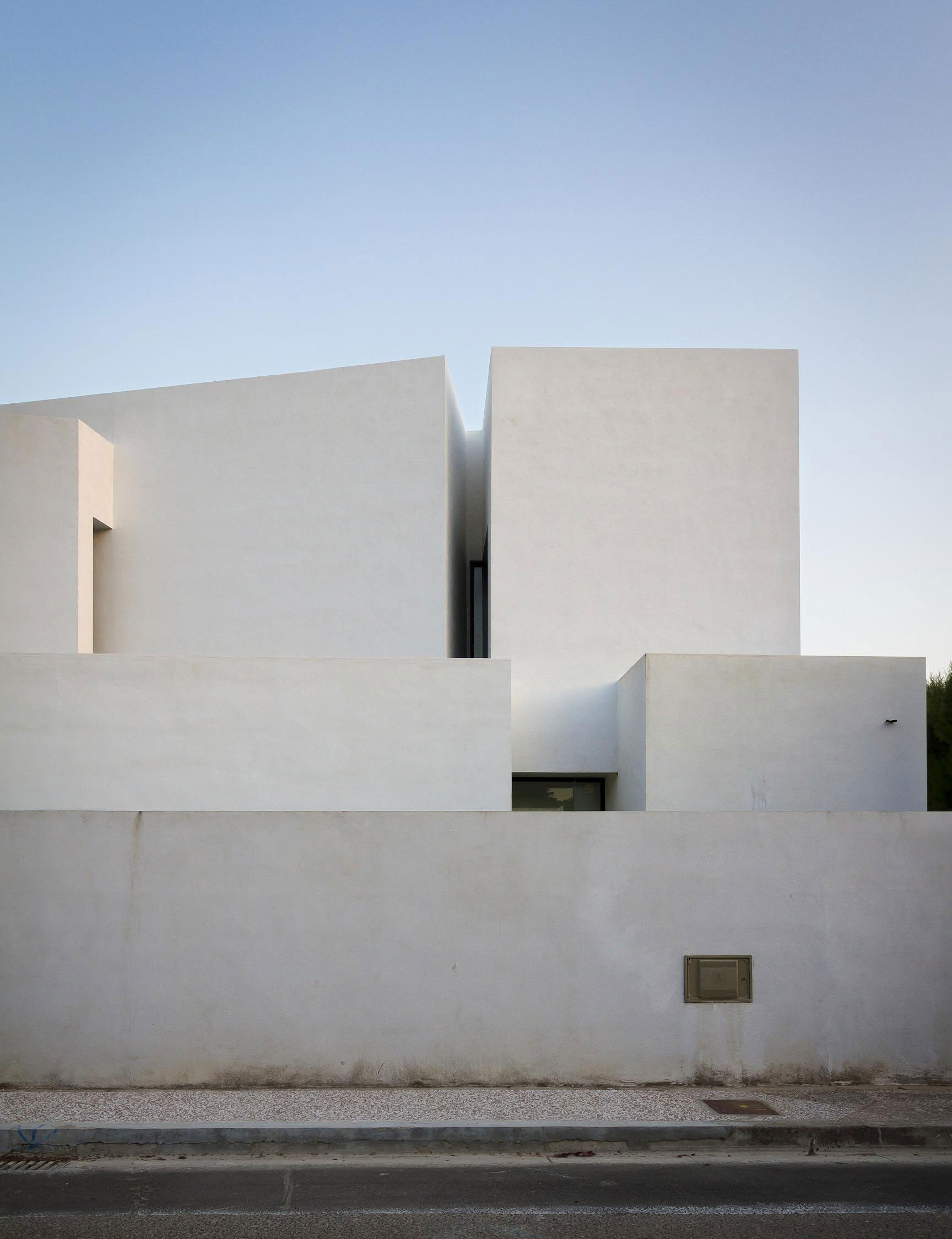 A Bright Contemporary Home with Pool and White Interior and Exterior in Albolote, Spain by Ceres A+D (11)
