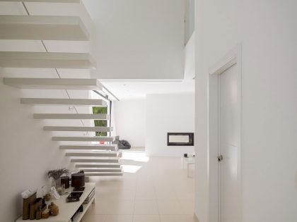 A Bright Contemporary Home with Pool and White Interior and Exterior in Albolote, Spain by Ceres A+D (13)