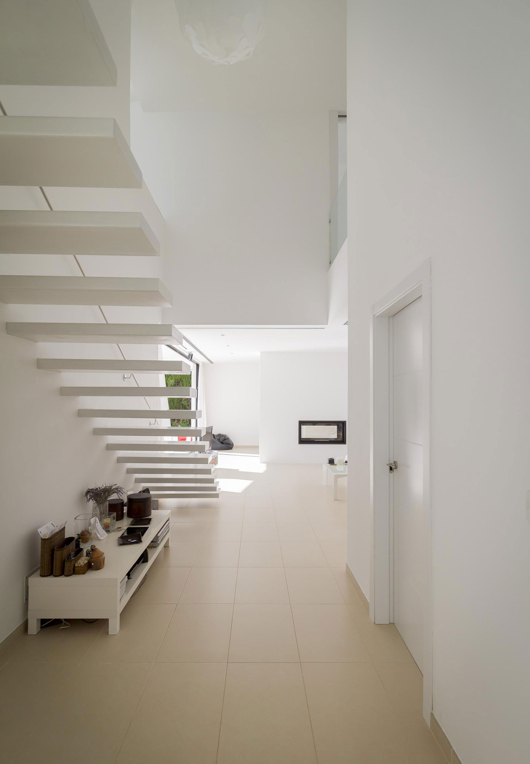 A Bright Contemporary Home with Pool and White Interior and Exterior in Albolote, Spain by Ceres A+D (13)