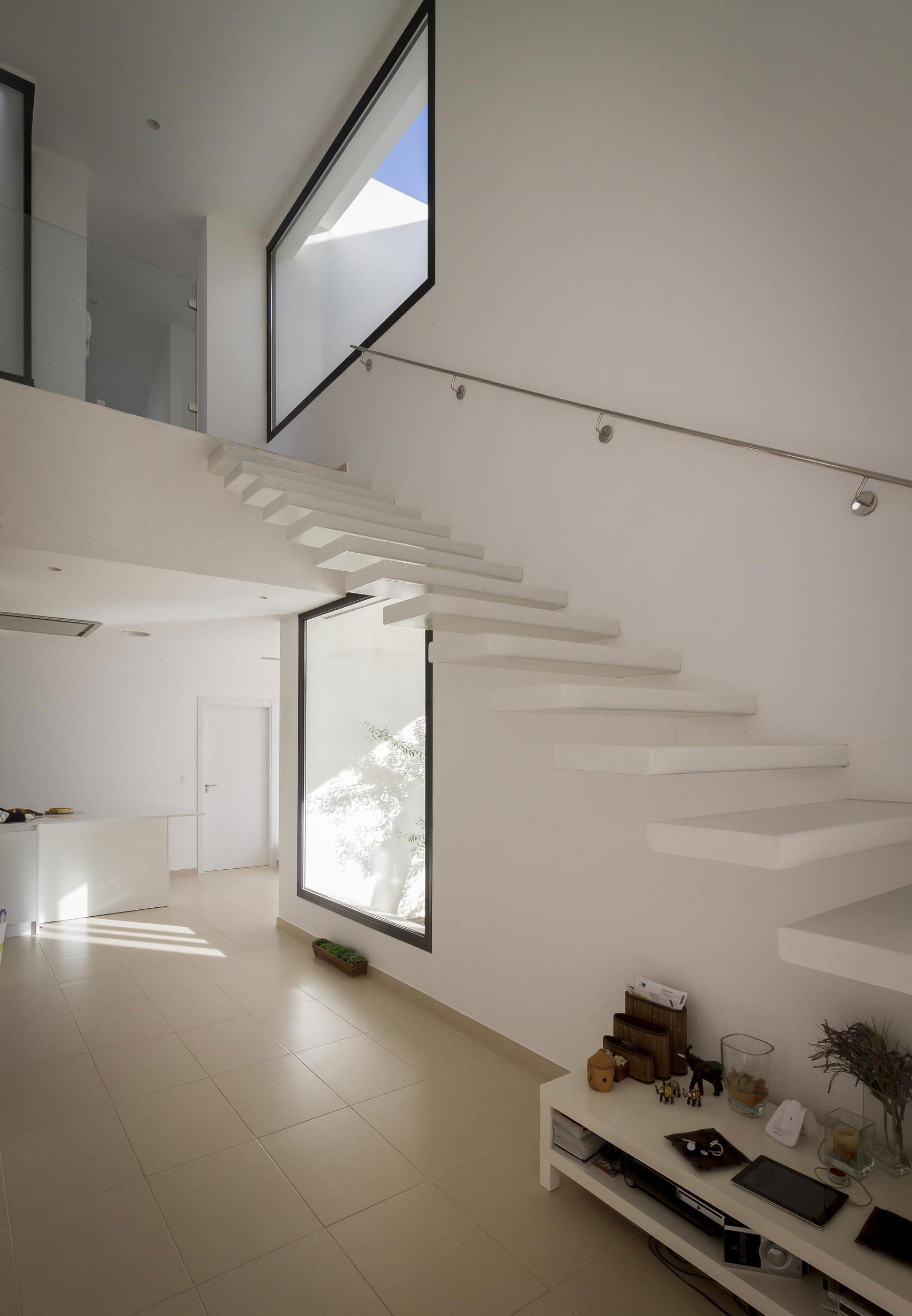 A Bright Contemporary Home with Pool and White Interior and Exterior in Albolote, Spain by Ceres A+D (14)