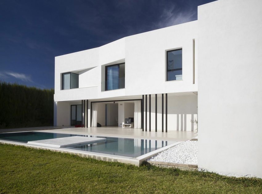 A Bright Contemporary Home with Pool and White Interior and Exterior in Albolote, Spain by Ceres A+D (2)