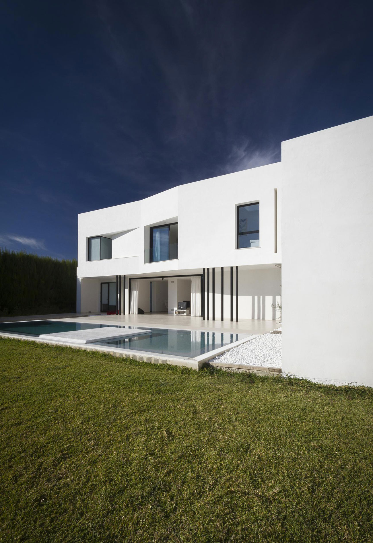 A Bright Contemporary Home with Pool and White Interior and Exterior in Albolote, Spain by Ceres A+D (2)