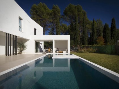 A Bright Contemporary Home with Pool and White Interior and Exterior in Albolote, Spain by Ceres A+D (3)