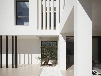A Bright Contemporary Home with Pool and White Interior and Exterior in Albolote, Spain by Ceres A+D (4)
