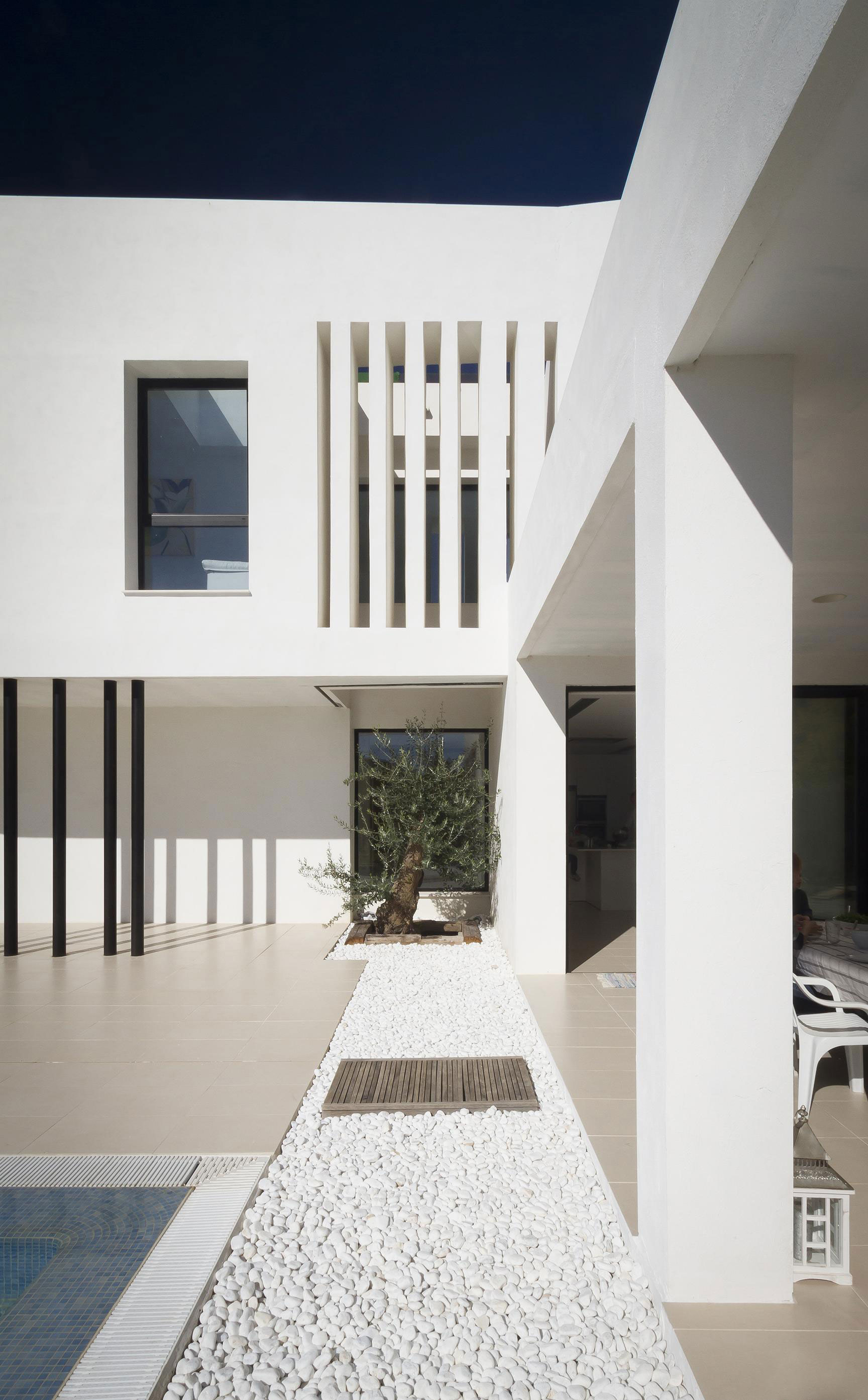 A Bright Contemporary Home with Pool and White Interior and Exterior in Albolote, Spain by Ceres A+D (4)