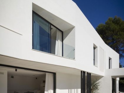 A Bright Contemporary Home with Pool and White Interior and Exterior in Albolote, Spain by Ceres A+D (5)