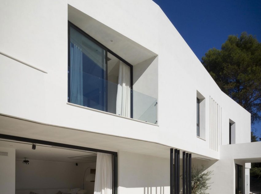 A Bright Contemporary Home with Pool and White Interior and Exterior in Albolote, Spain by Ceres A+D (5)