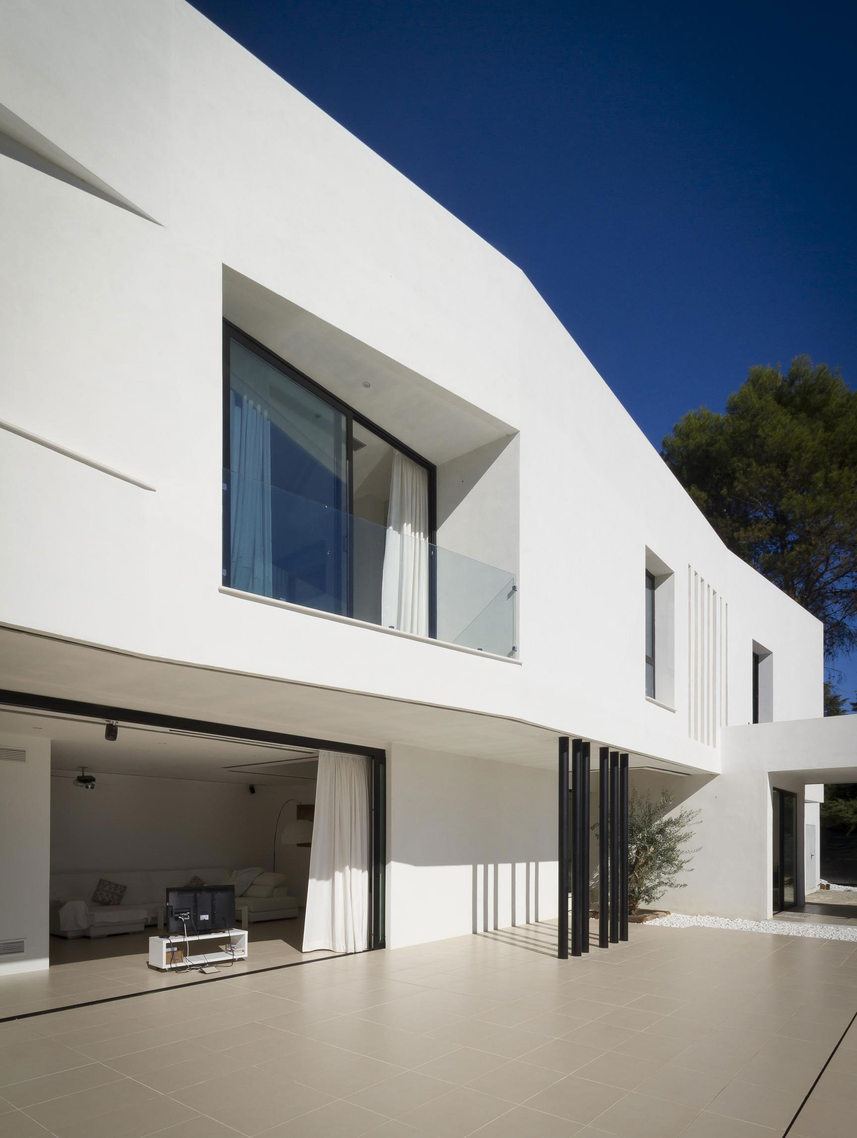 A Bright Contemporary Home with Pool and White Interior and Exterior in Albolote, Spain by Ceres A+D (5)