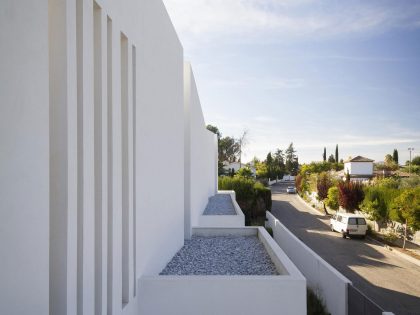 A Bright Contemporary Home with Pool and White Interior and Exterior in Albolote, Spain by Ceres A+D (6)