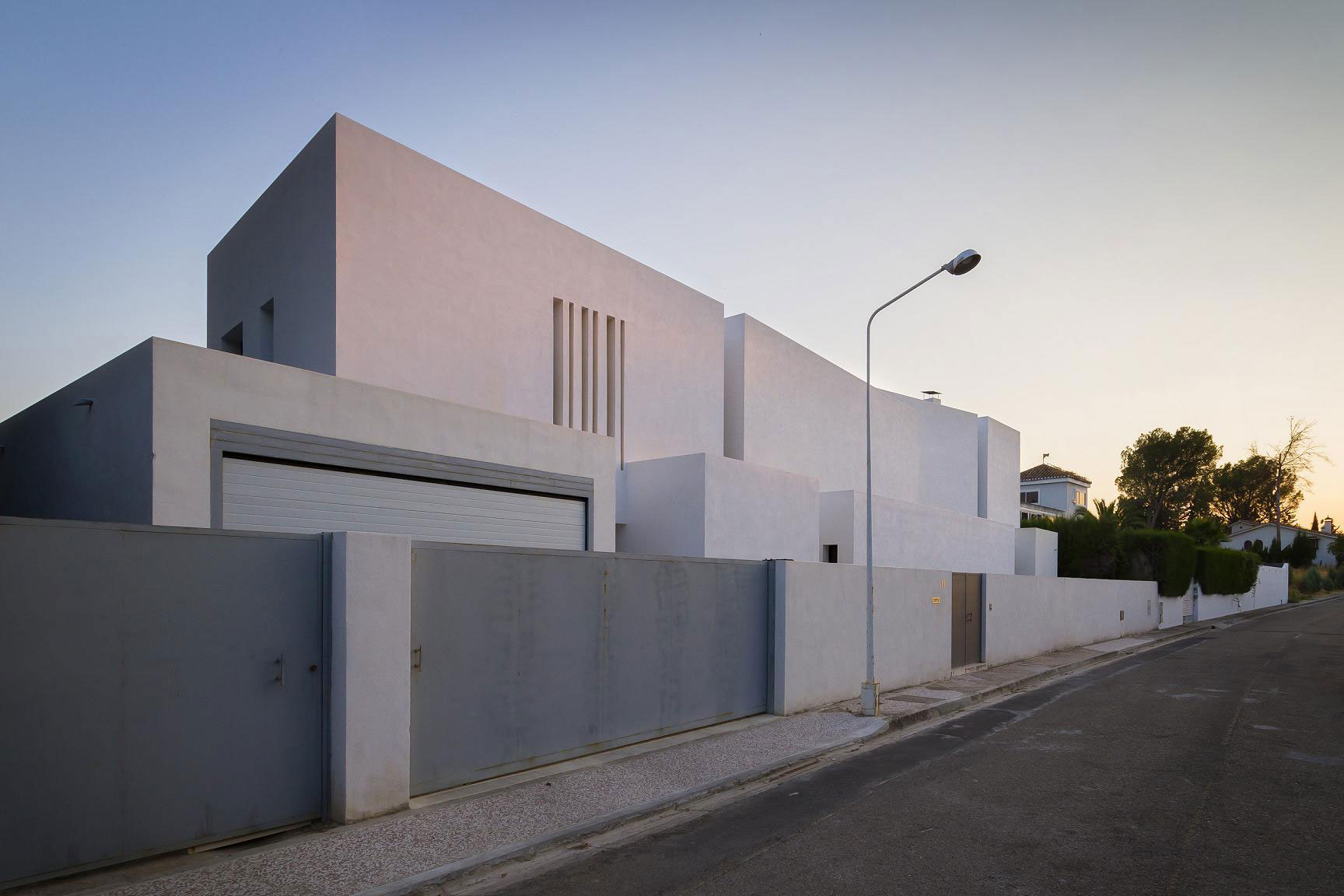 A Bright Contemporary Home with Pool and White Interior and Exterior in Albolote, Spain by Ceres A+D (7)
