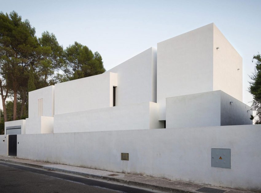 A Bright Contemporary Home with Pool and White Interior and Exterior in Albolote, Spain by Ceres A+D (9)