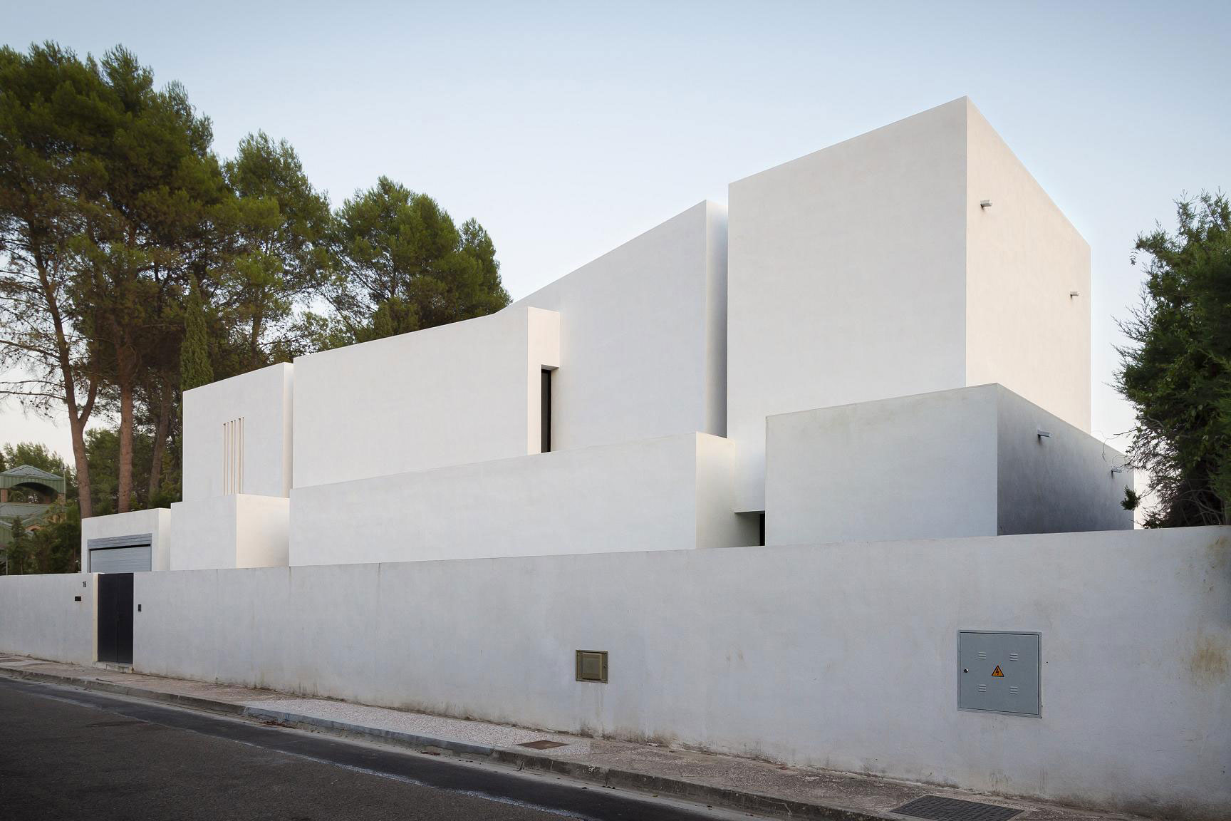A Bright Contemporary Home with Pool and White Interior and Exterior in Albolote, Spain by Ceres A+D (9)