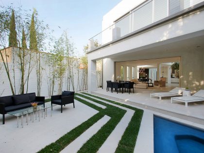 A Bright Contemporary Home with an Abundance of Windows and Skylights in Los Angeles by Amit Apel (1)