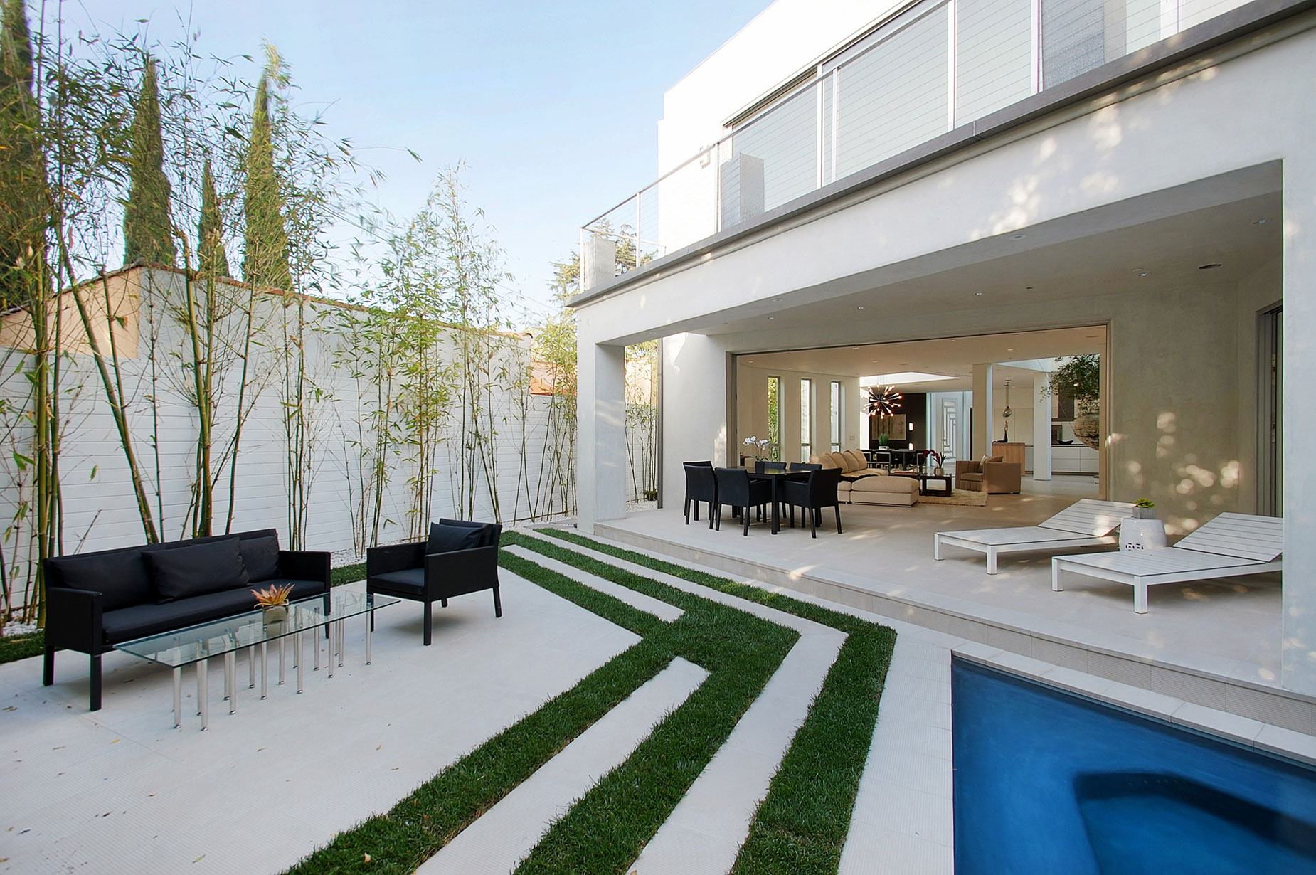 A Bright Contemporary Home with an Abundance of Windows and Skylights in Los Angeles by Amit Apel (1)
