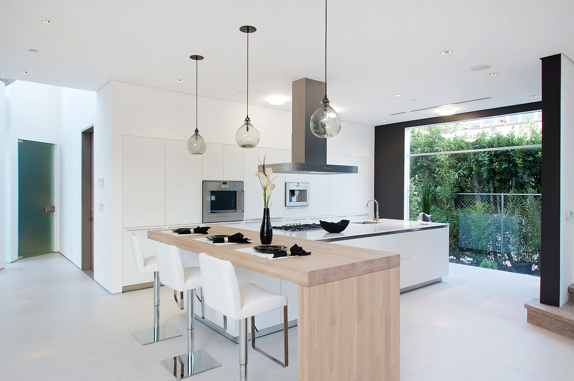 A Bright Contemporary Home with an Abundance of Windows and Skylights in Los Angeles by Amit Apel (10)