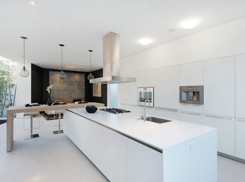 A Bright Contemporary Home with an Abundance of Windows and Skylights in Los Angeles by Amit Apel (11)