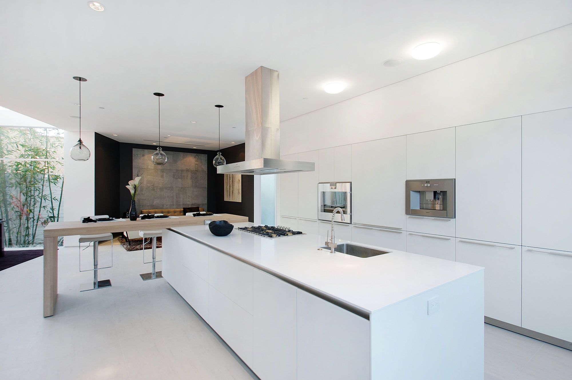 A Bright Contemporary Home with an Abundance of Windows and Skylights in Los Angeles by Amit Apel (11)