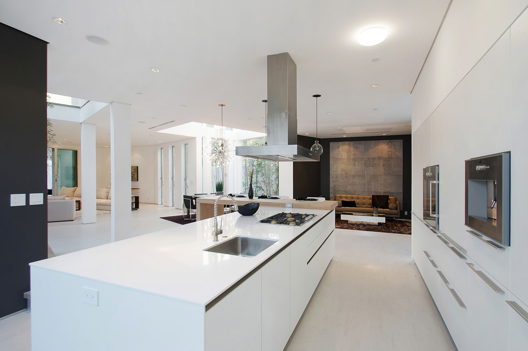 A Bright Contemporary Home with an Abundance of Windows and Skylights in Los Angeles by Amit Apel (12)