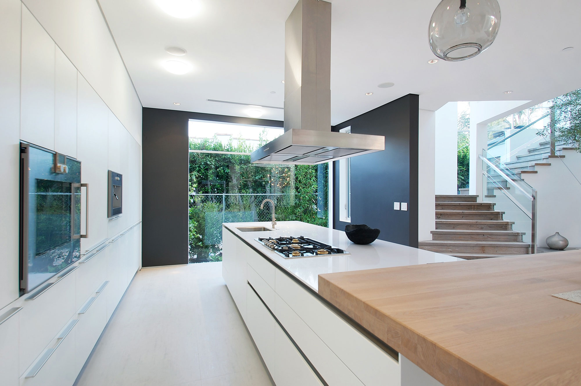 A Bright Contemporary Home with an Abundance of Windows and Skylights in Los Angeles by Amit Apel (13)