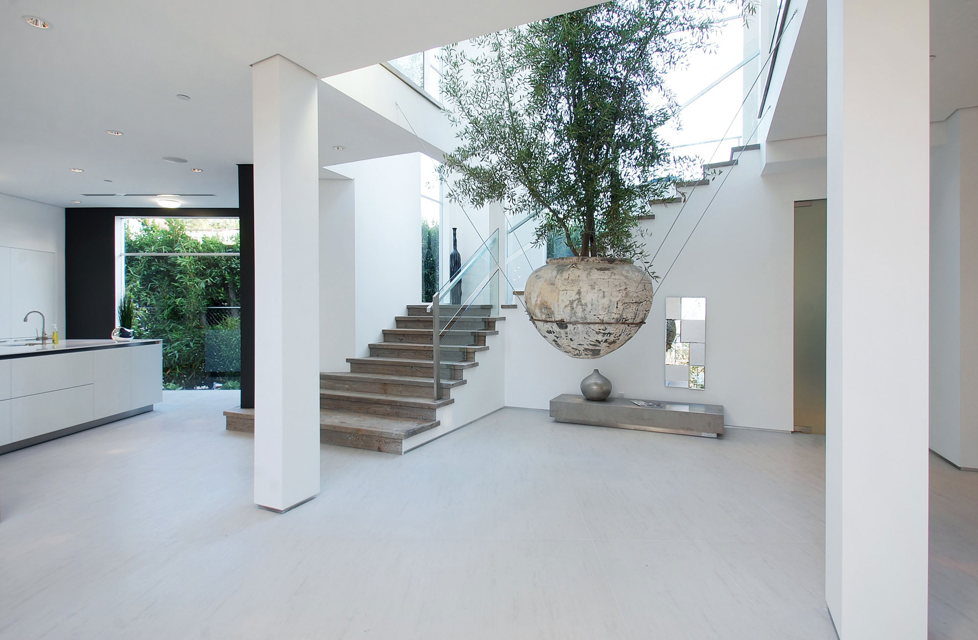 A Bright Contemporary Home with an Abundance of Windows and Skylights in Los Angeles by Amit Apel (14)