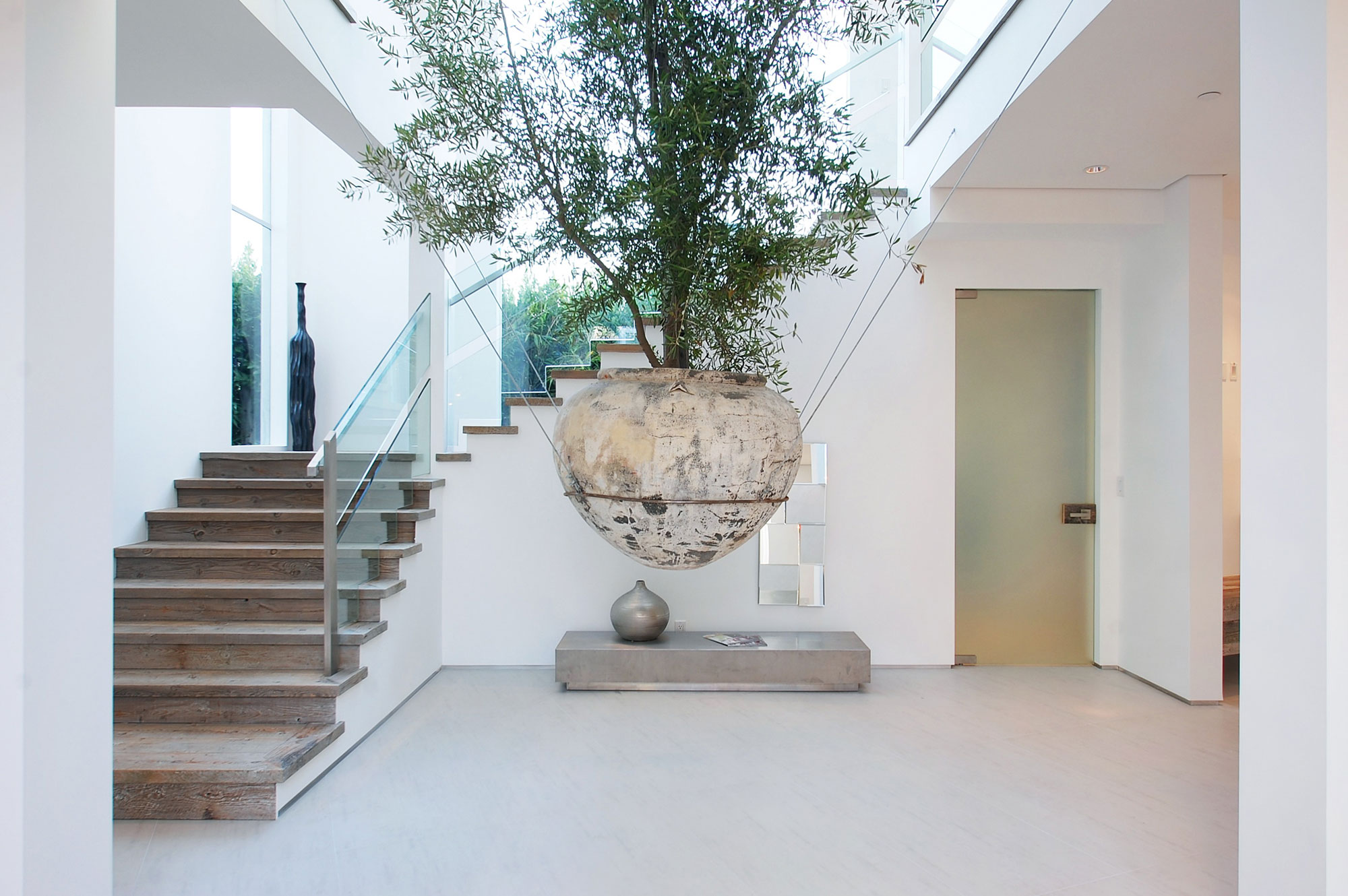 A Bright Contemporary Home with an Abundance of Windows and Skylights in Los Angeles by Amit Apel (15)