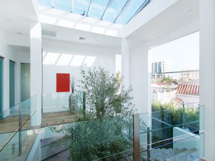 A Bright Contemporary Home with an Abundance of Windows and Skylights in Los Angeles by Amit Apel (17)