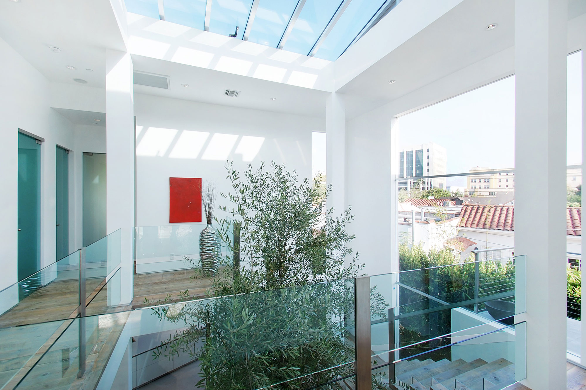 A Bright Contemporary Home with an Abundance of Windows and Skylights in Los Angeles by Amit Apel (17)