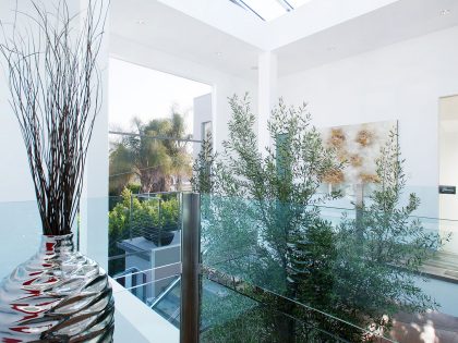 A Bright Contemporary Home with an Abundance of Windows and Skylights in Los Angeles by Amit Apel (18)