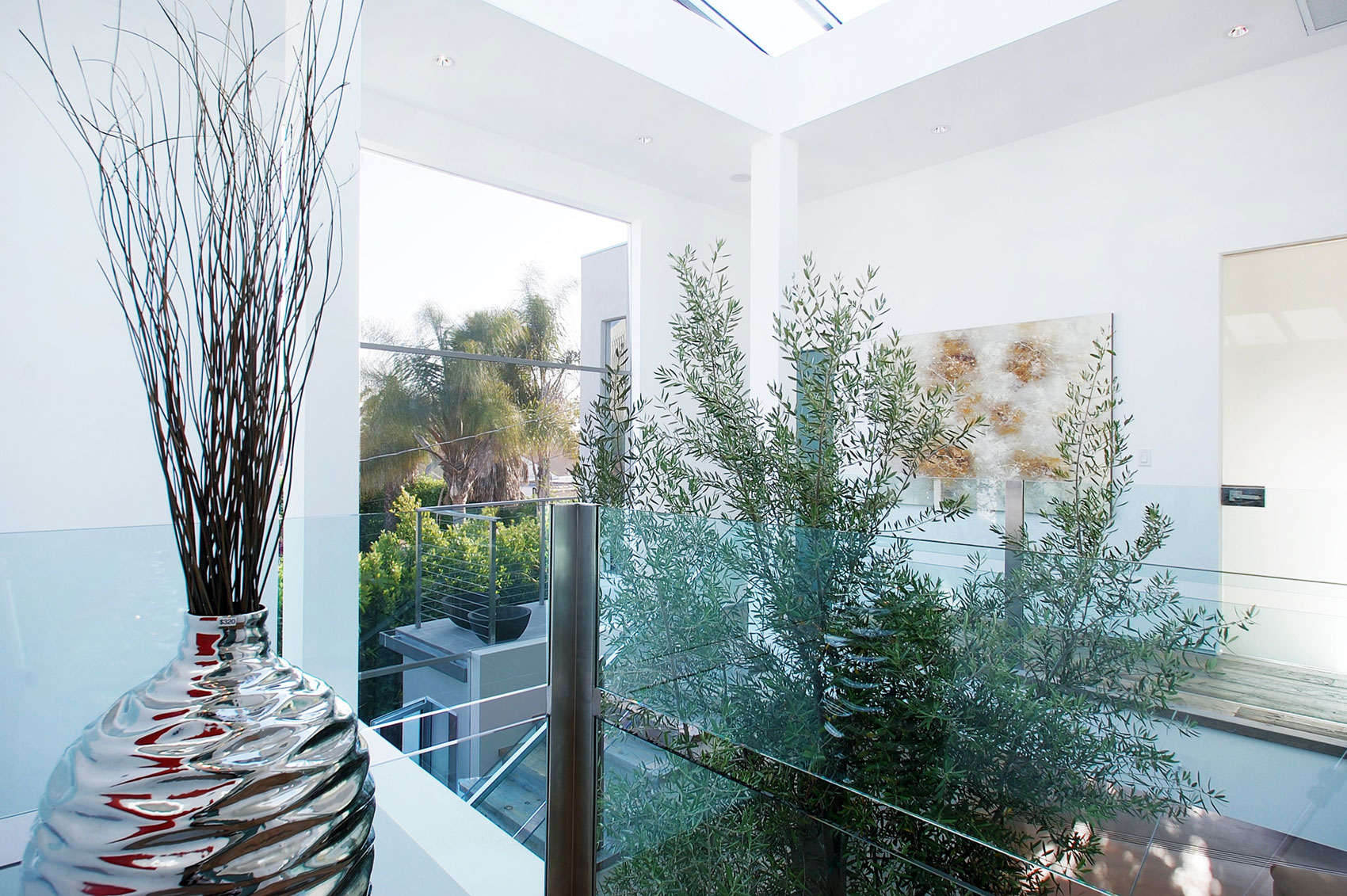 A Bright Contemporary Home with an Abundance of Windows and Skylights in Los Angeles by Amit Apel (18)