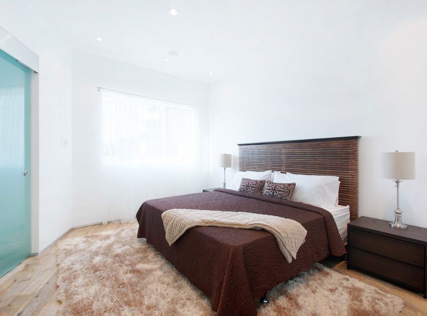 A Bright Contemporary Home with an Abundance of Windows and Skylights in Los Angeles by Amit Apel (19)