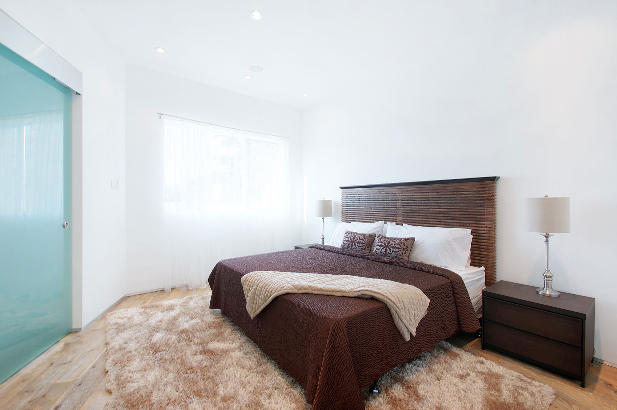 A Bright Contemporary Home with an Abundance of Windows and Skylights in Los Angeles by Amit Apel (19)