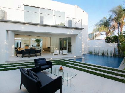A Bright Contemporary Home with an Abundance of Windows and Skylights in Los Angeles by Amit Apel (2)