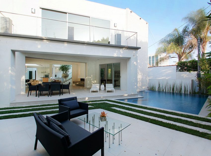 A Bright Contemporary Home with an Abundance of Windows and Skylights in Los Angeles by Amit Apel (2)