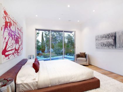 A Bright Contemporary Home with an Abundance of Windows and Skylights in Los Angeles by Amit Apel (20)