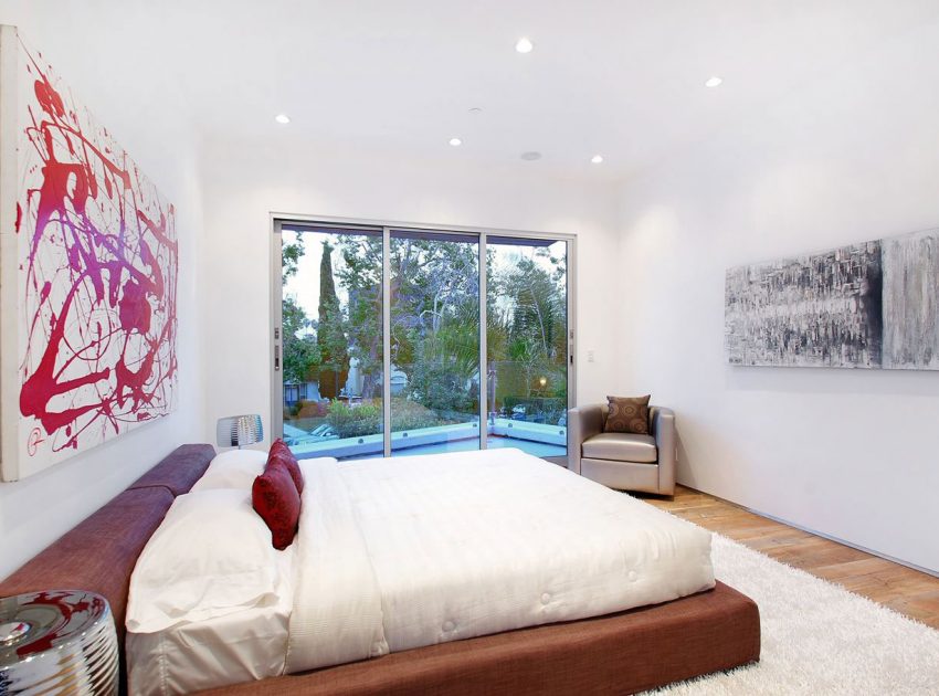 A Bright Contemporary Home with an Abundance of Windows and Skylights in Los Angeles by Amit Apel (20)