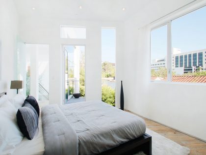 A Bright Contemporary Home with an Abundance of Windows and Skylights in Los Angeles by Amit Apel (21)