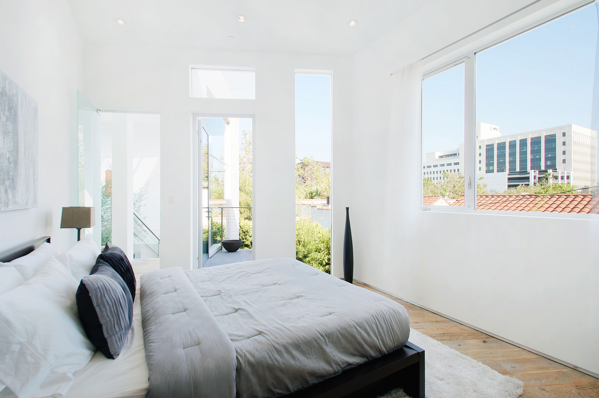 A Bright Contemporary Home with an Abundance of Windows and Skylights in Los Angeles by Amit Apel (21)