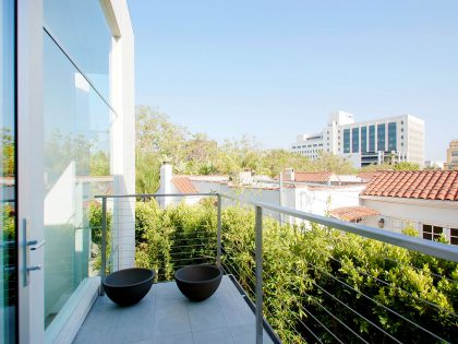 A Bright Contemporary Home with an Abundance of Windows and Skylights in Los Angeles by Amit Apel (22)