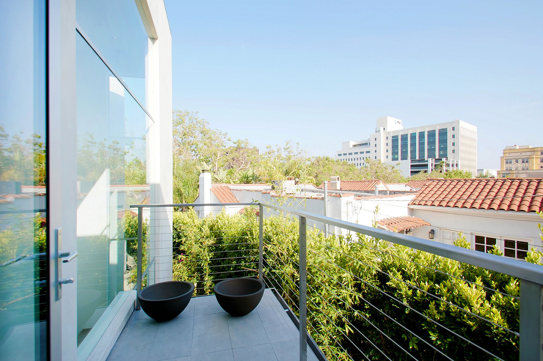 A Bright Contemporary Home with an Abundance of Windows and Skylights in Los Angeles by Amit Apel (22)
