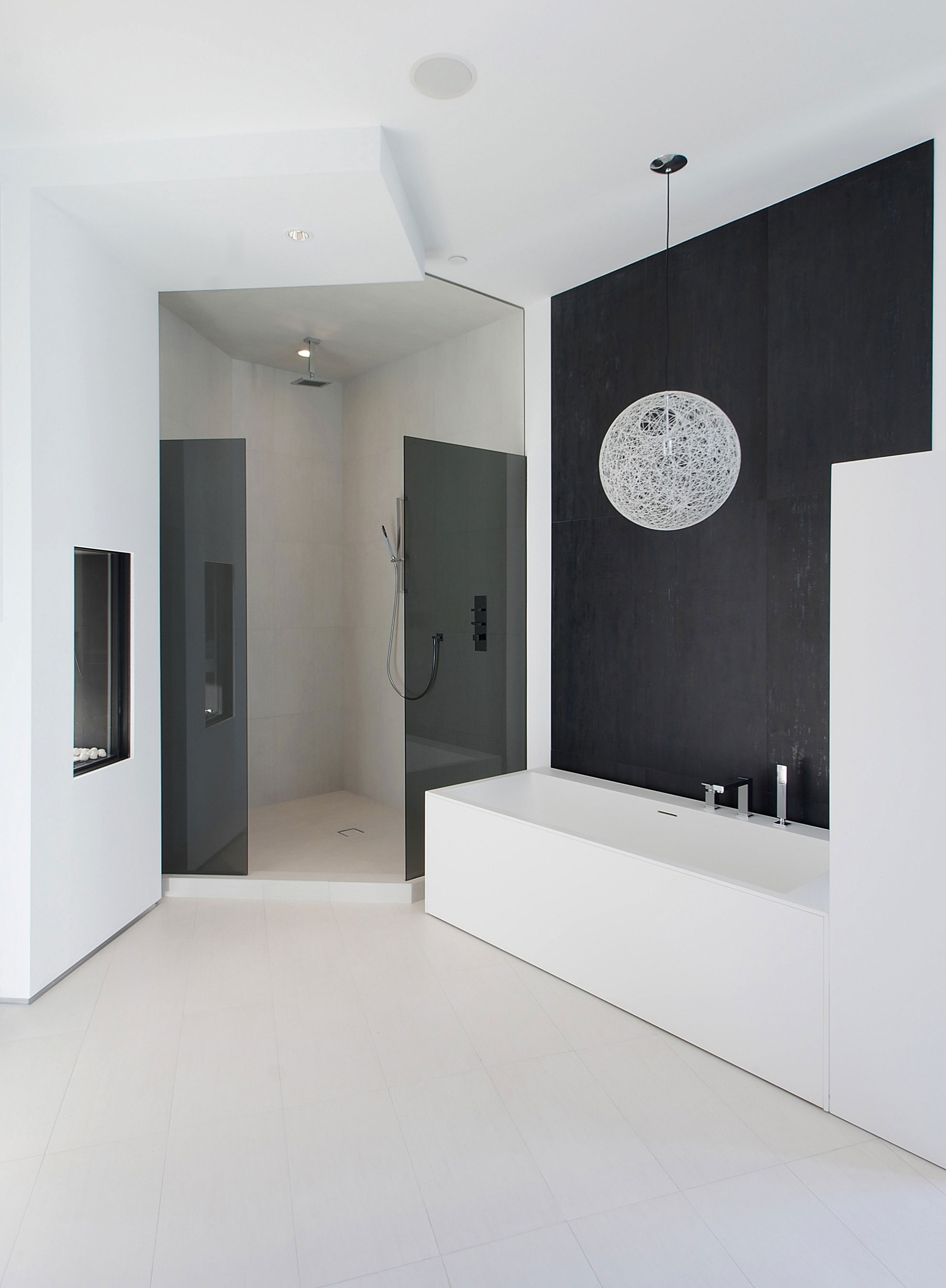 A Bright Contemporary Home with an Abundance of Windows and Skylights in Los Angeles by Amit Apel (25)