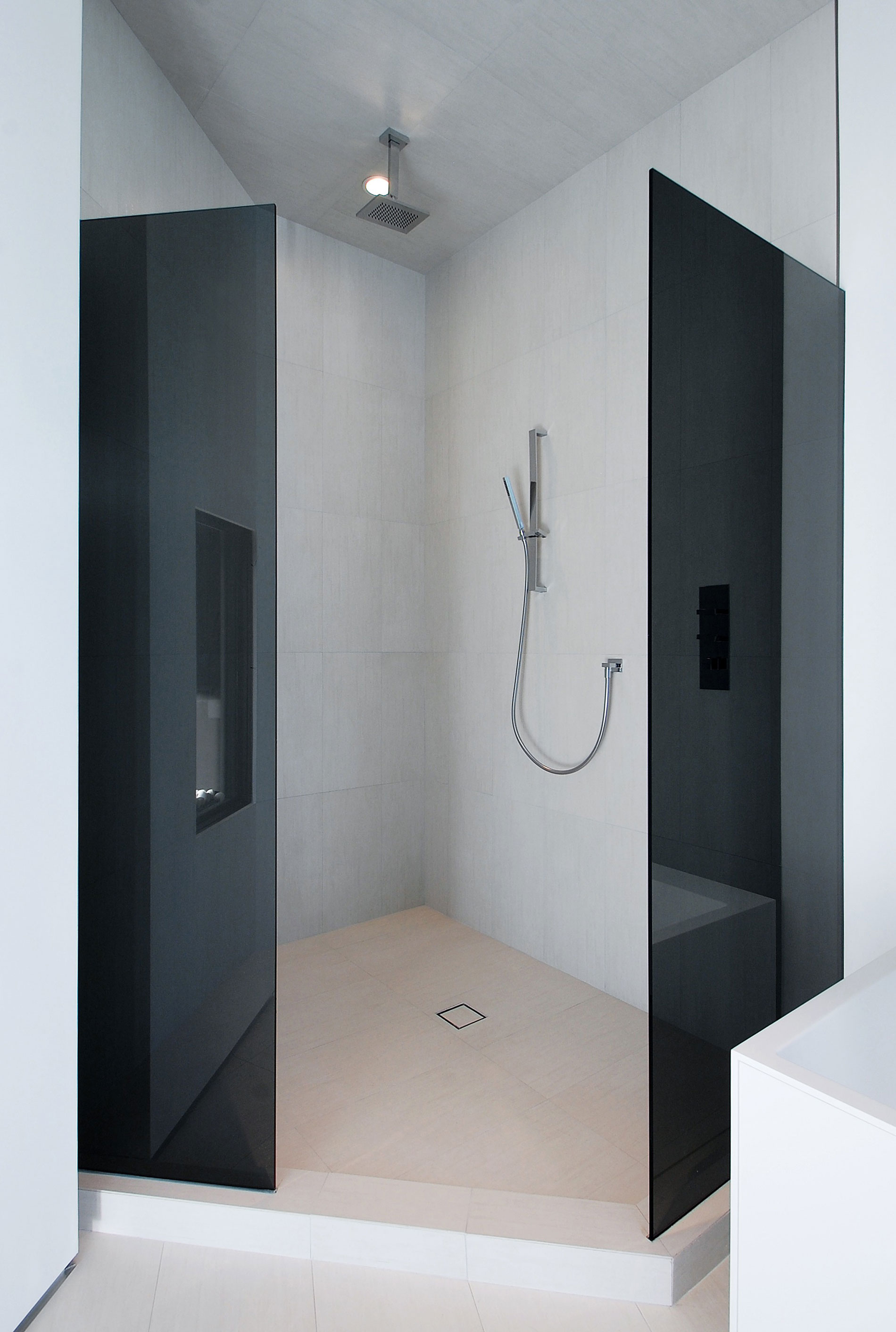 A Bright Contemporary Home with an Abundance of Windows and Skylights in Los Angeles by Amit Apel (26)