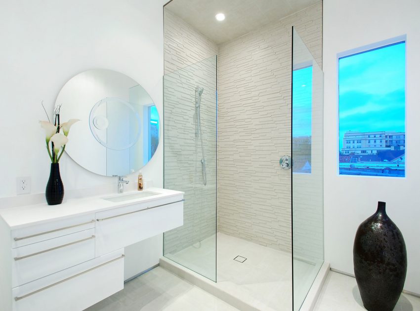 A Bright Contemporary Home with an Abundance of Windows and Skylights in Los Angeles by Amit Apel (27)