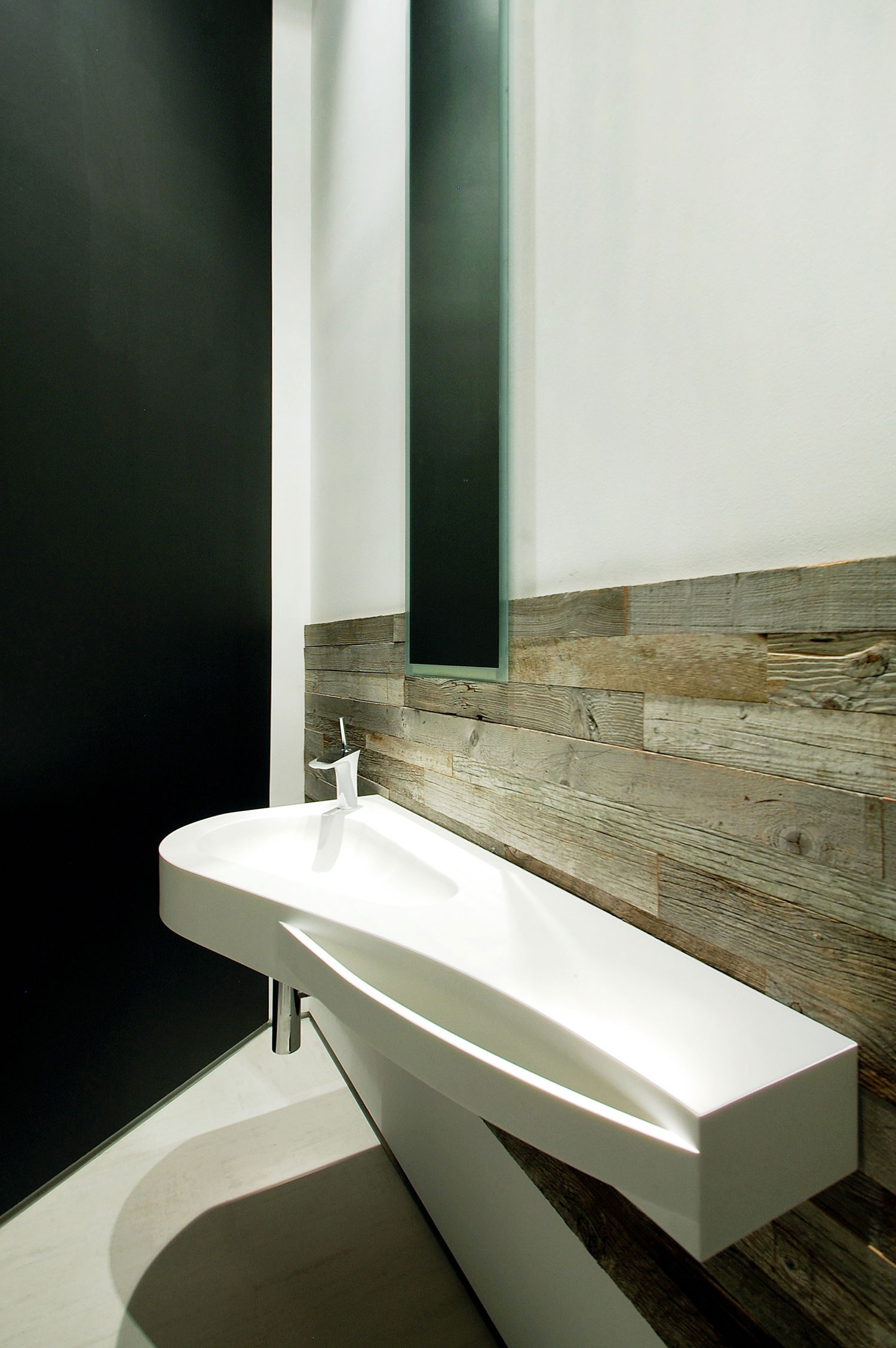 A Bright Contemporary Home with an Abundance of Windows and Skylights in Los Angeles by Amit Apel (29)